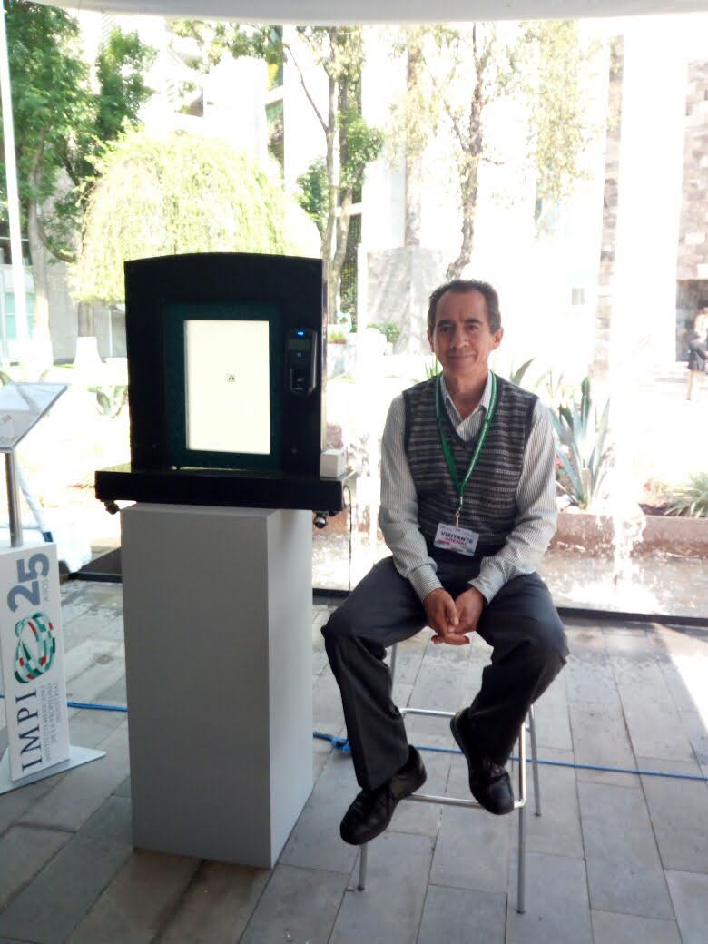 Exhibición de un sistema de acceso junto a un representante de MISSER